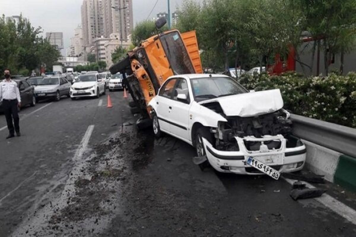 ۶ مصدوم در اثر برخورد پژو پارس با گاردریل در محور کاشان