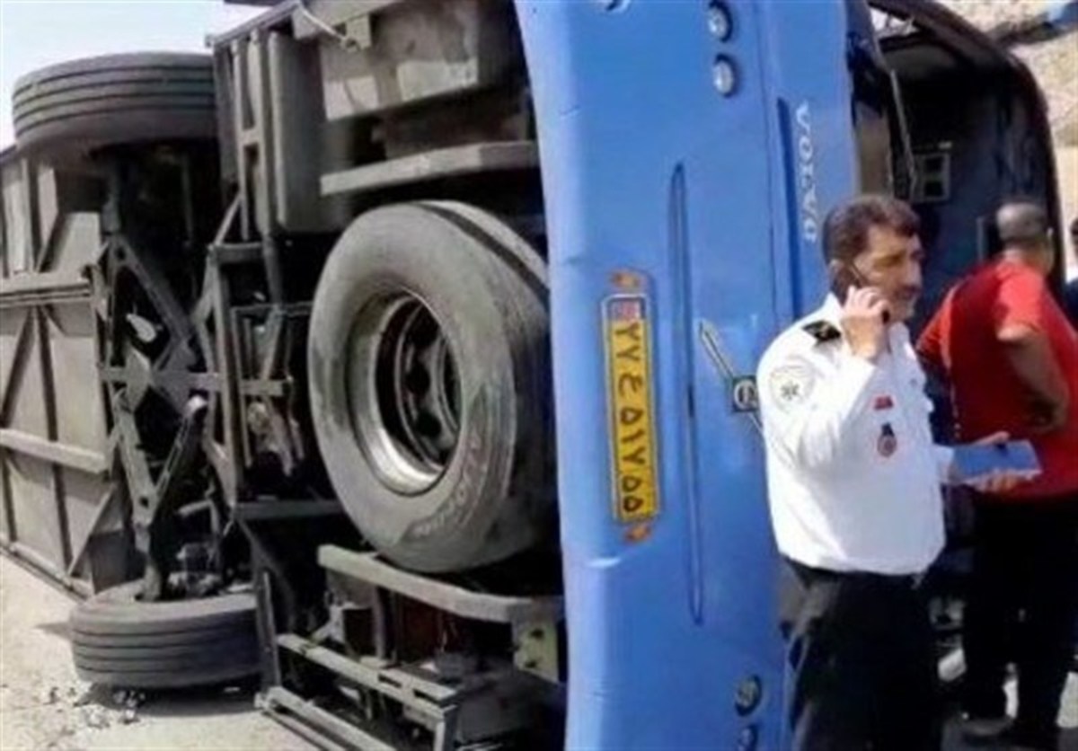 واژگونی اتوبوس در جاده سنندج ـ کامیاران/ ۴۸ مسافر مصدوم شدند