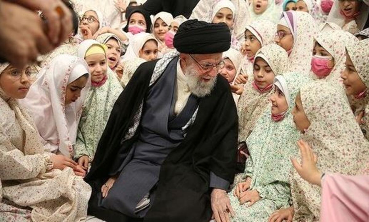 دختری که از رهبر انقلاب انگشتر هدیه گرفت + عکس