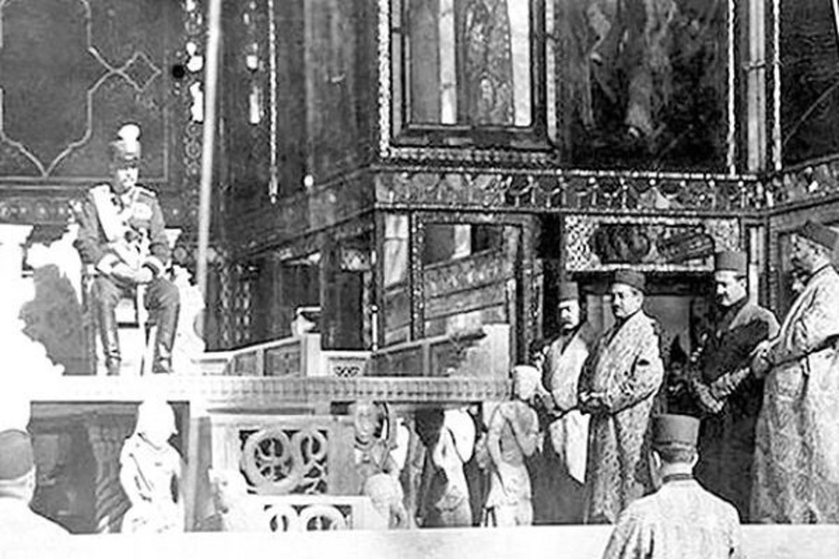 «درباره دربار» از اسناد پهلوی می‌گوید
