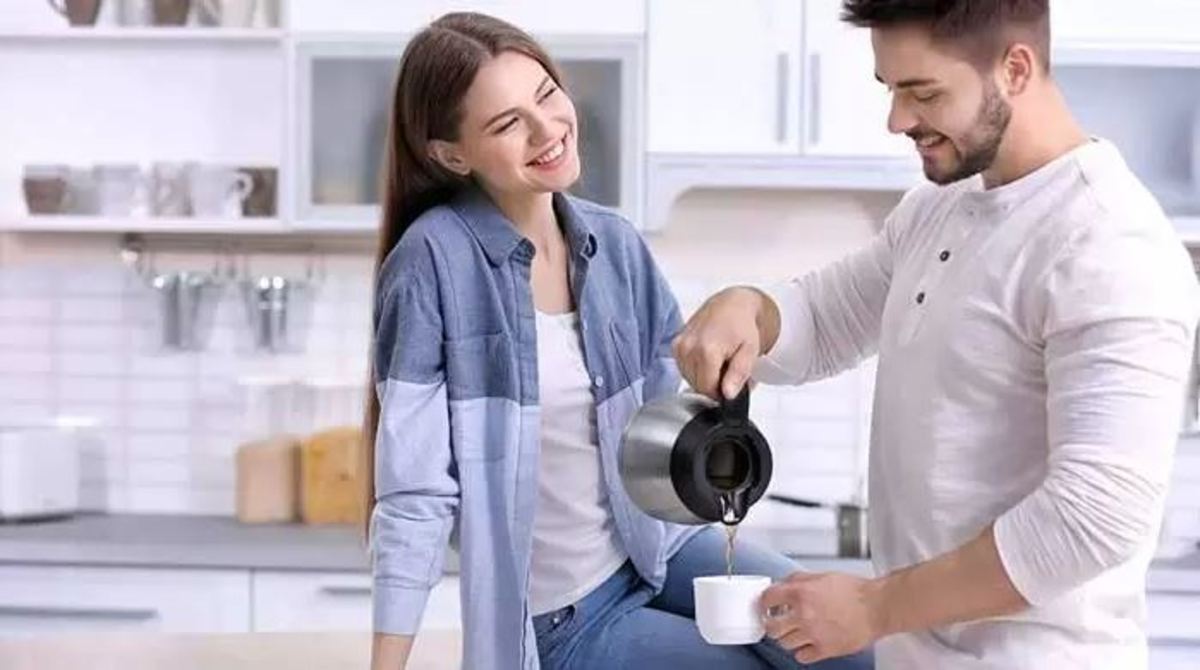 خوابیدن یا بدرقه همسر؟ روانکاوی ماجرای ساندویچ نان و پنیر یک هفته‌ای برای شوهرش