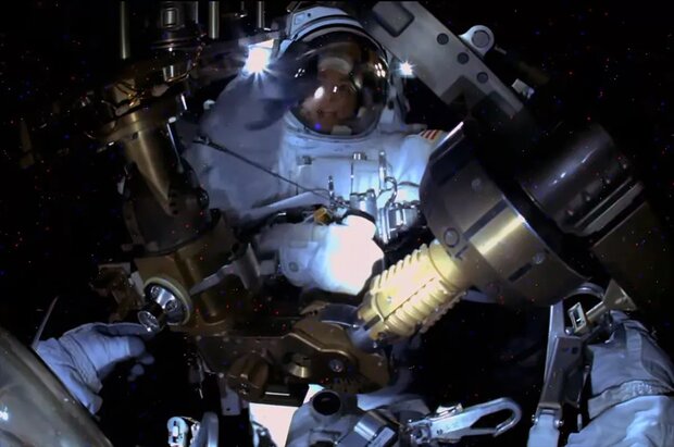 پیاده روی فضایی ۲ فضانورد برای نصب پنل‌های خورشیدی