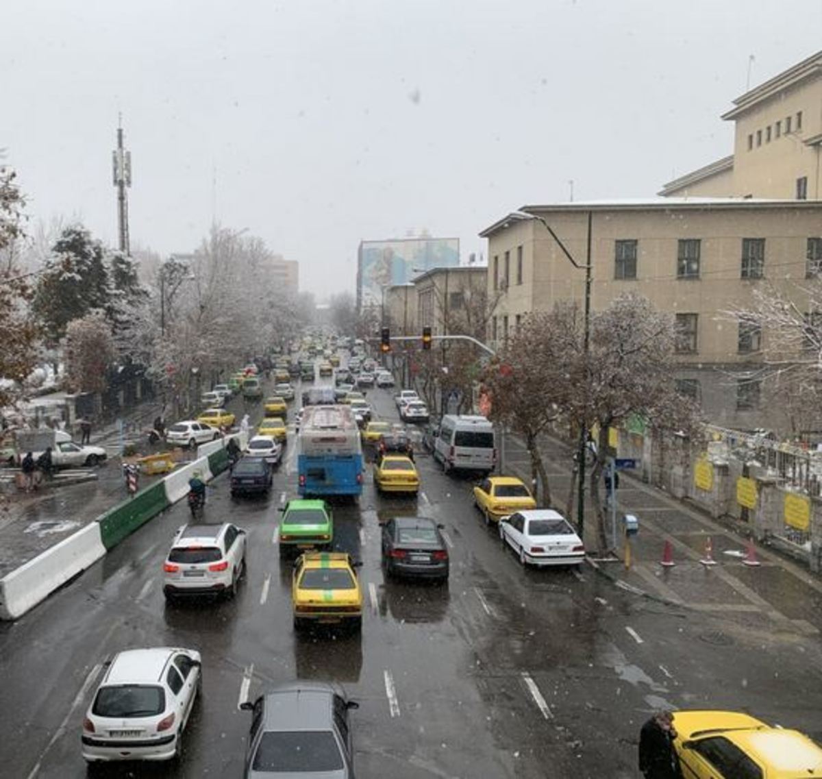 ترافیک در بزرگراه‌های شمالی تهران/در باران با چراغ روشن رانندگی کنید