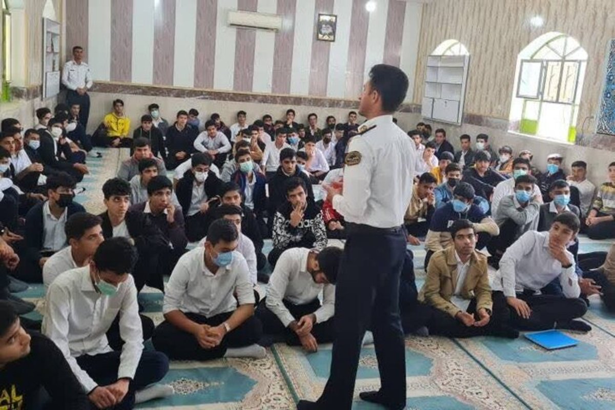 توزیع کلاه ایمنی و شبرنگ بین موتورسواران استان بوشهر