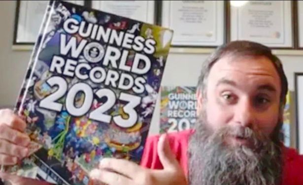 مردی با عجیب‌ترین ثبت رکورد ها؛ جوئل استراسر که ۷۱۰ آویز درخت کریسمس را به ریش خود آویزان کرد