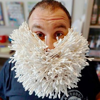 مردی با عجیب‌ترین ثبت رکورد ها؛ جوئل استراسر که ۷۱۰ آویز درخت کریسمس را به ریش خود آویزان کرد