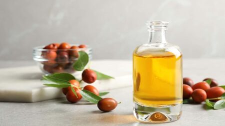 برای داشتن پوستی لطیف و رفع ترک‌های پوستی از روغن جوجوبا استفاده کنید
