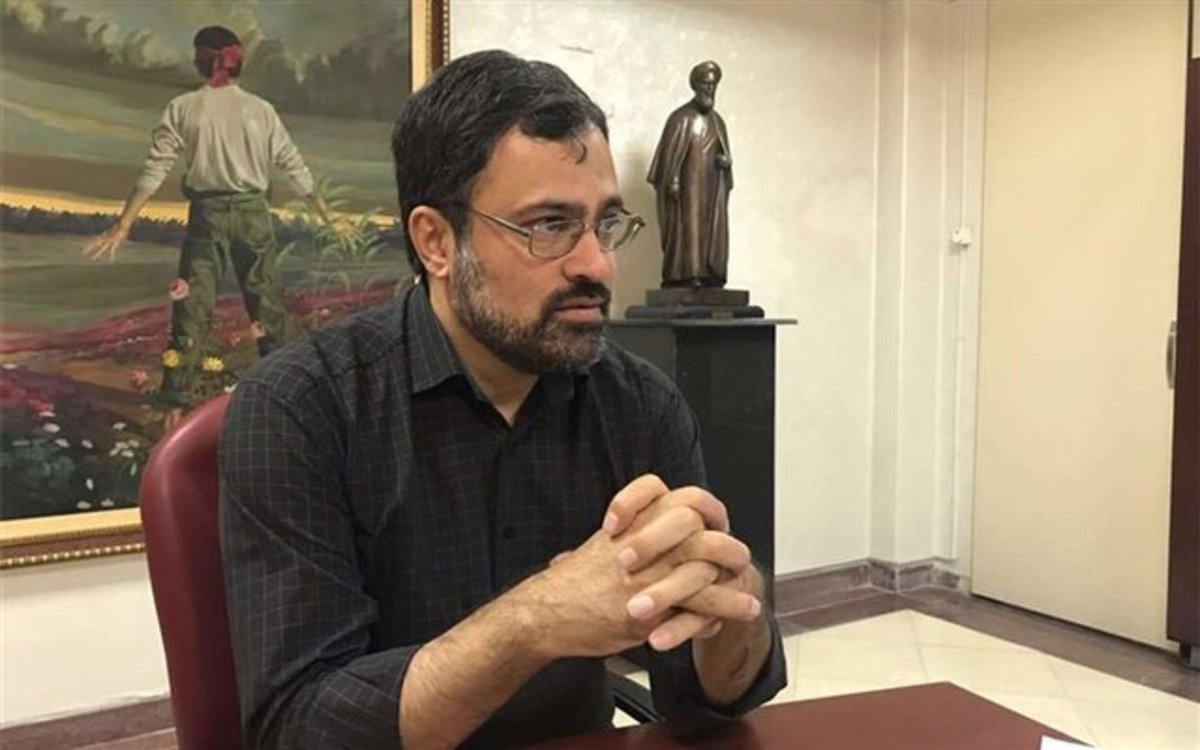 کاریکاتور‌هایی از چهره هنرمندان روی دیوار می‌روند