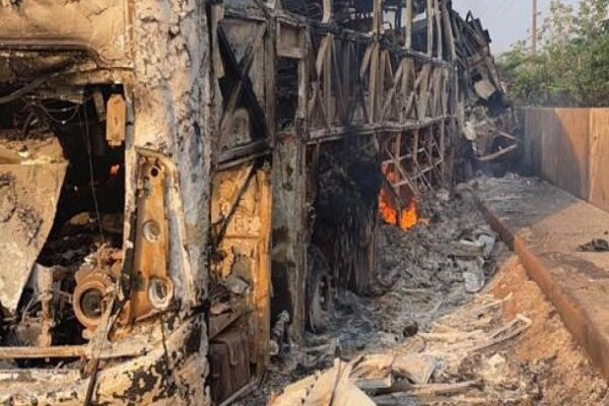 ۱۵ نفر در حادثه برخورد اتوبوس و کامیون در آتش سوختند