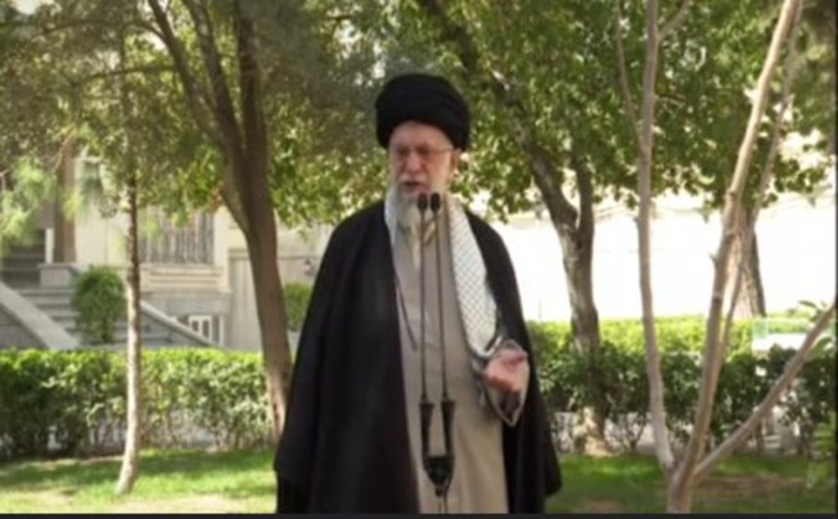 رهبر انقلاب: موضوع مسمویت دانش‌آموزان یک جنایت بزرگ و غیر قابل اغماض است