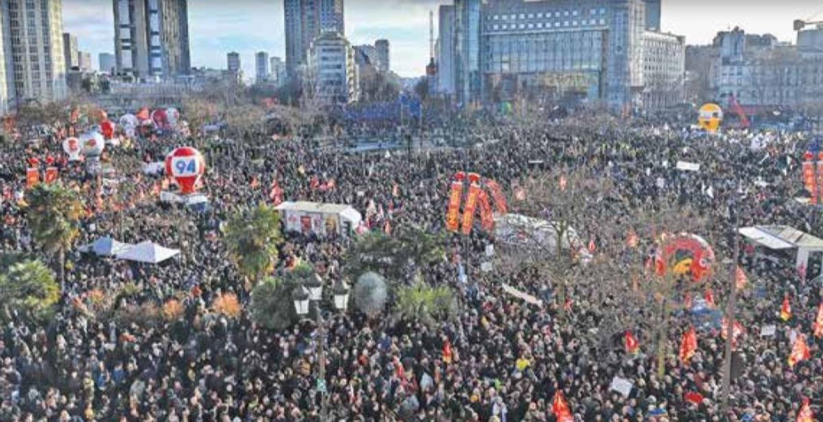 دوئل کارگران با مکرون