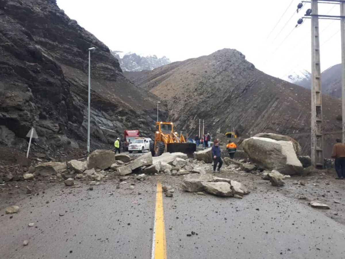 خطر سقوط سنگ در جاده چالوس؛ پرهیز از سفر‌های غیر ضرور