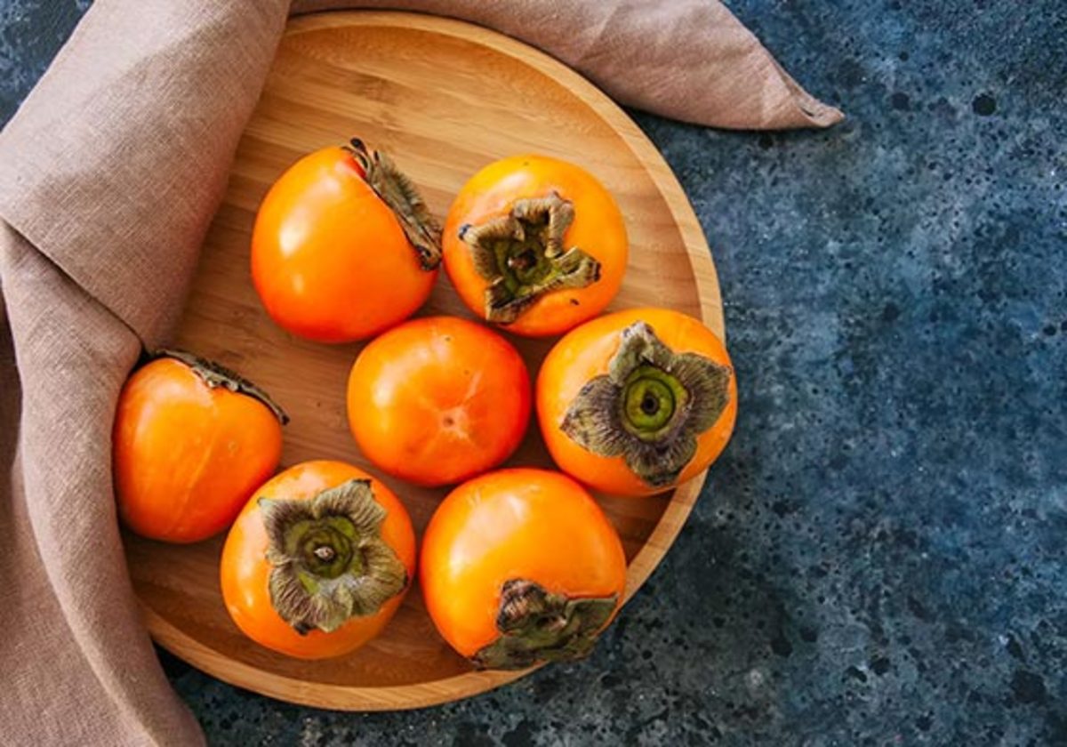 برای رشد جنین و درمان کم خونی در دوران بارداری خرمالو بخورید