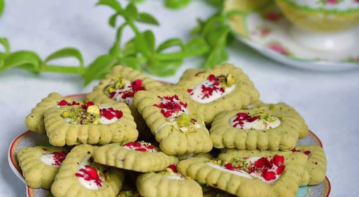 دستور تهیه شیرینی نرم و لطیف بیسکویت پسته‌ای با طعمی به یاد ماندنی برای عید