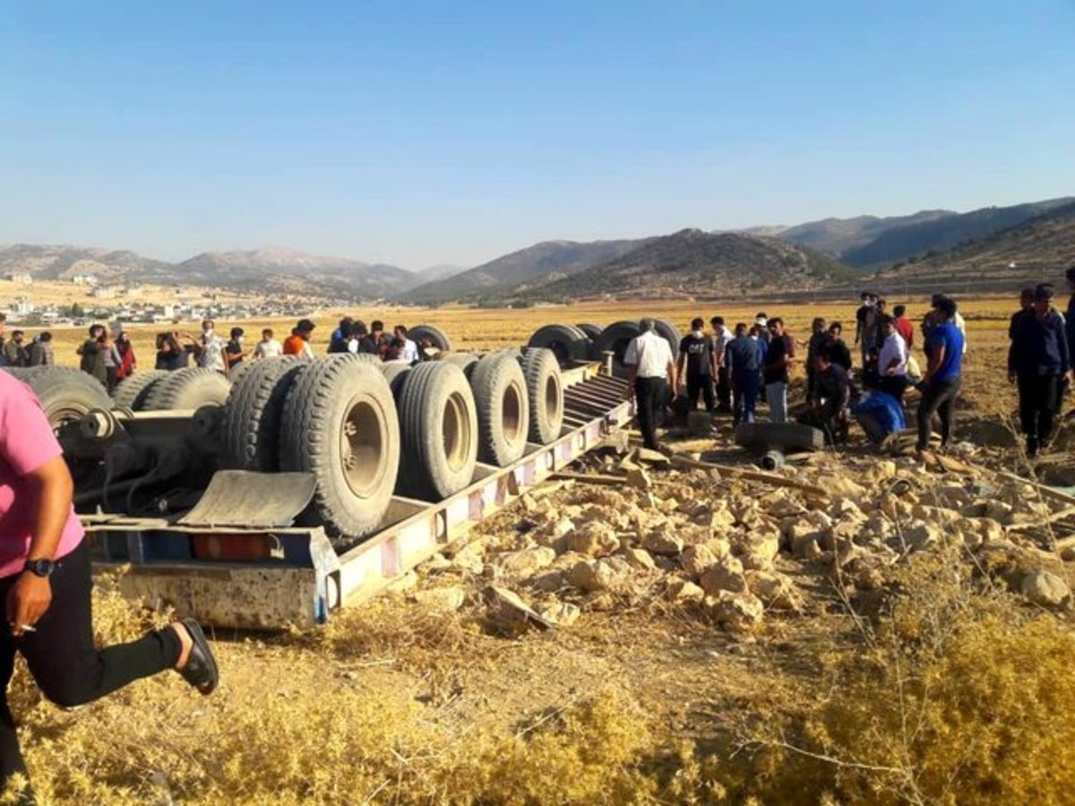 واژگونی تریلر در محدوده پلیس راه 