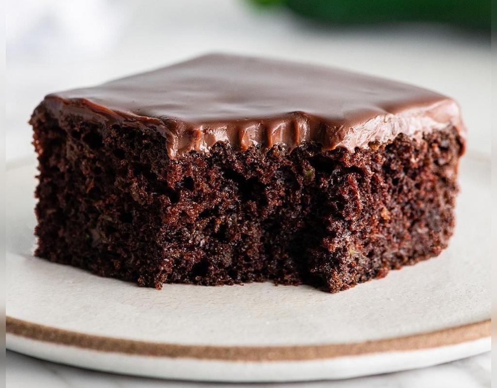 دستور پخت کیک شکلاتی نرم و خوش طعم برای تولد و مهمانی