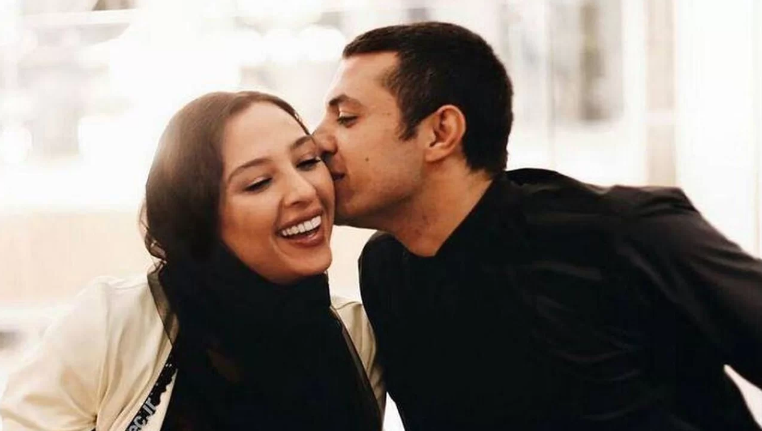 آقایه مجری نوروزی عکسی رمانتیک از بوسیدن همسرش منتشر کرد +عکس