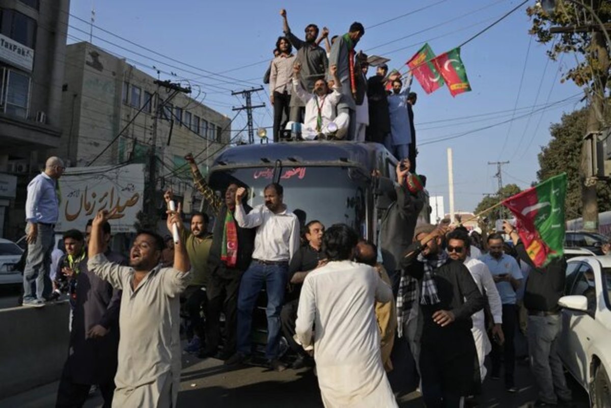 حامیان عمران خان با با درخواست بازداشت در لاهور تجمع کردند