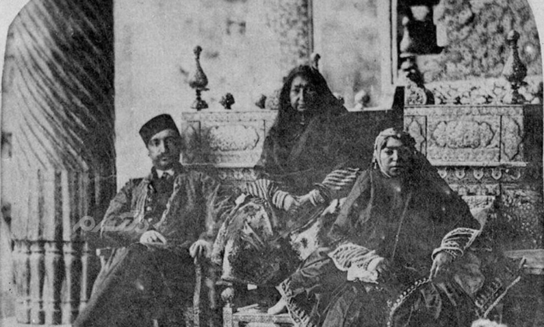 ناصرالدین شاه در کنار مهدعلیا و خواهر تنی‌اش دریک قاب