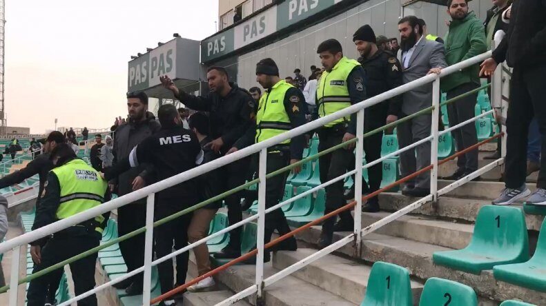 زد و خورد روی سکو‌ها در حین بازی فوتبال! + عکس
