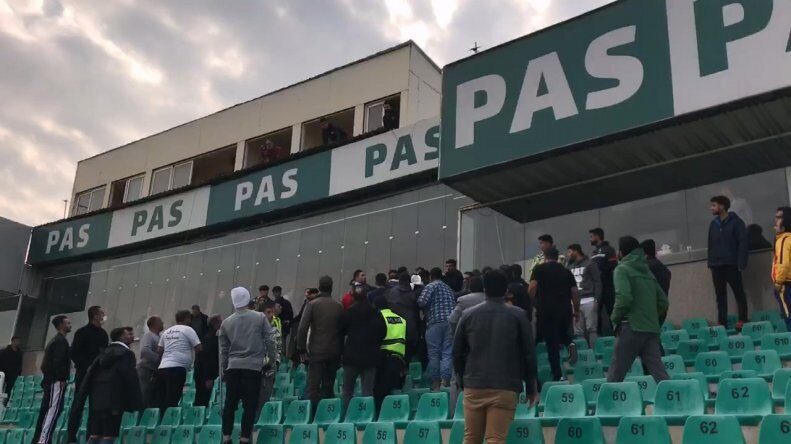 زد و خورد روی سکو‌ها در حین بازی فوتبال! + عکس