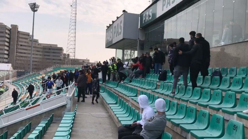 زد و خورد روی سکو‌ها در حین بازی فوتبال! + عکس