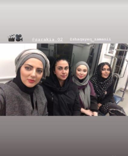 هلیا امامی با چهره‌ای با حجاب و جذاب کنار دوستان