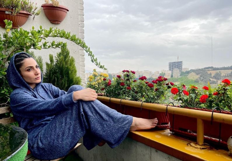 سمیرا حسن پور با تیپ راحتی در تراس بسیار زیبای منزل + عکس