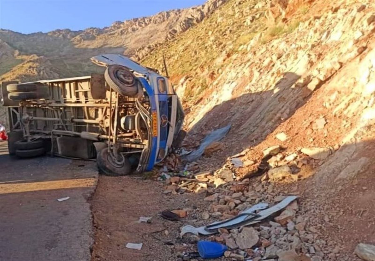 واژگونی مینی‌بوس در شهرستان نورآباد/ ۱۸ نفر مصدوم شدند