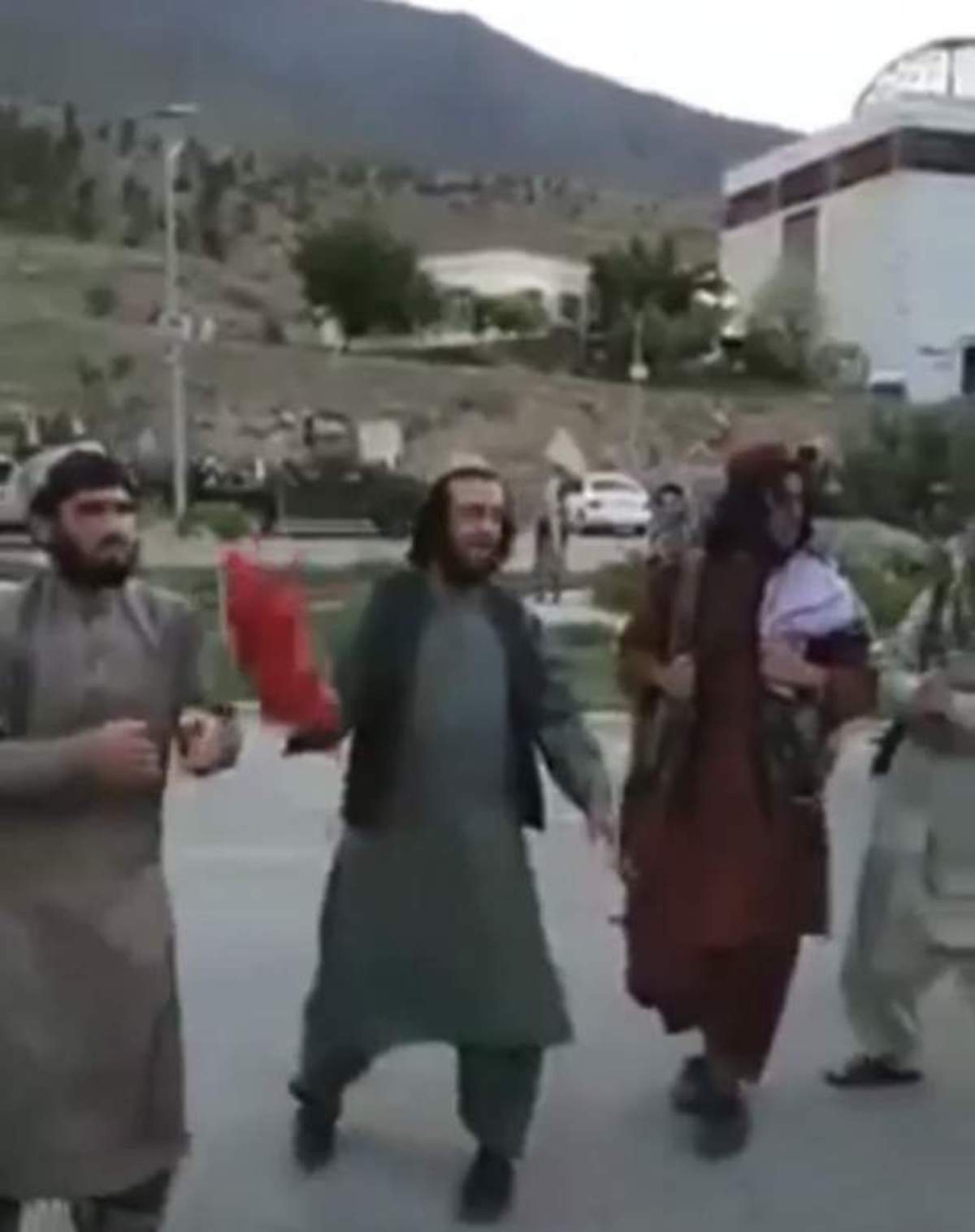 رقص افراد طالبان در کنار مقبره احمدشاه مسعود؛ طالبان می‌گویند این عملکرد مورد تایید ما نیست