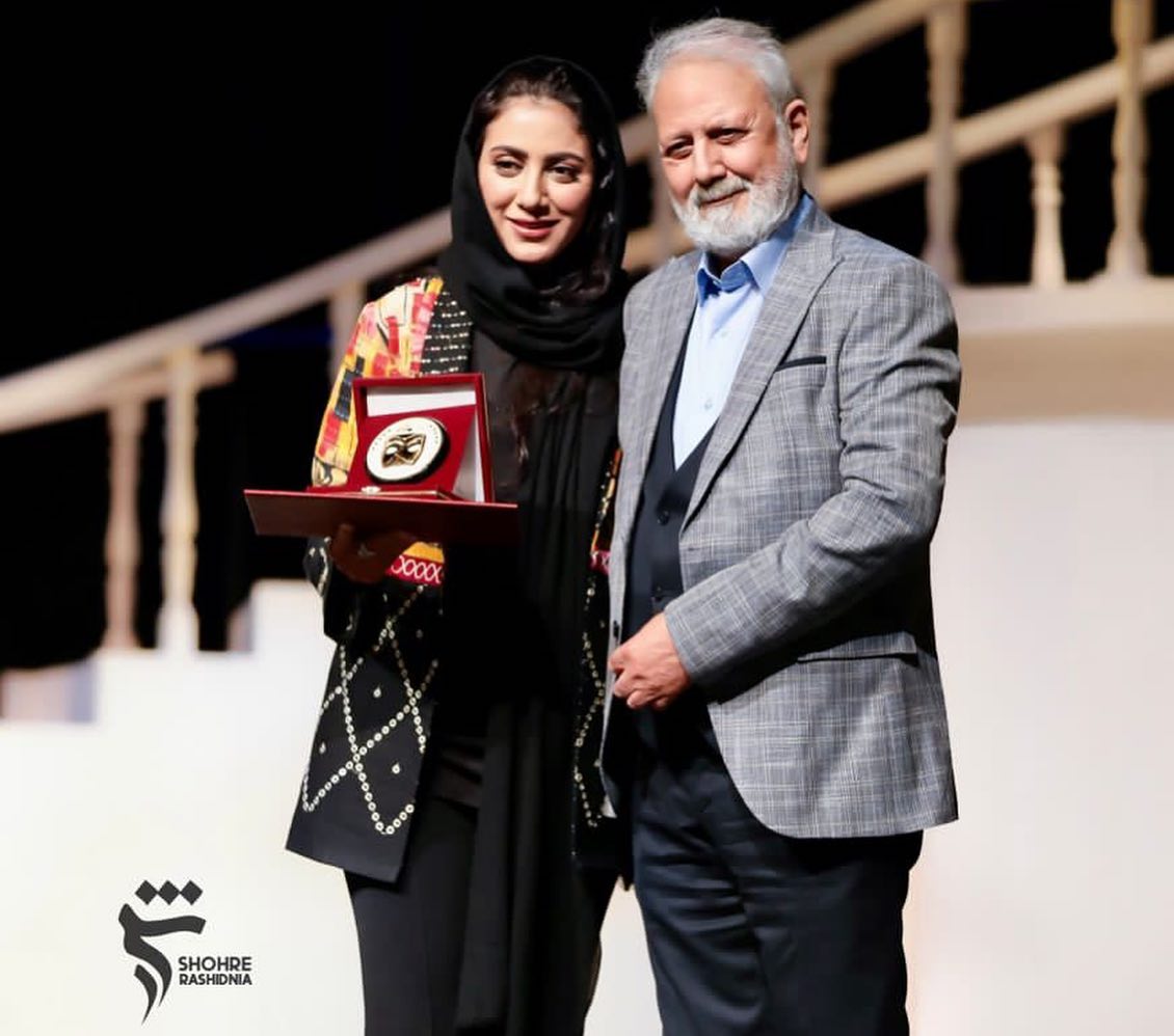 دریافت نشان تک گویی های زنانه مونا فرجاد !!