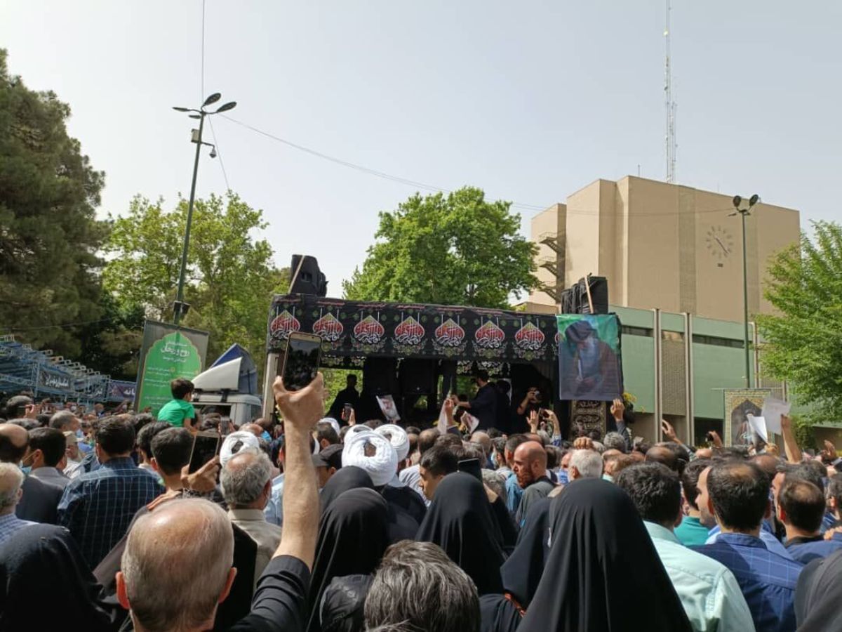 نماز بر پیکر آیت الله فاطمی نیا اقامه شد