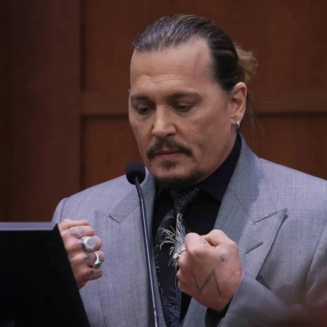 اگر جانش در خطر بود چرا فرار نکرده بود ؟ گفت دماغم را شکستی و رفت با یک دستمال خونی برگشت ولی وقتی من آن دستمال را بعدا در سطل چک کردم فهمیدم لاک ناخن روی ان است اگر جانش در خطر بود چرا فرار نکرده بود ؟ گفت دماغم را شکستی و رفت با یک دستمال خونی برگشت ولی وقتی من آن دستمال را بعدا در سطل چک کردم فهمیدم لاک ناخن روی ان است