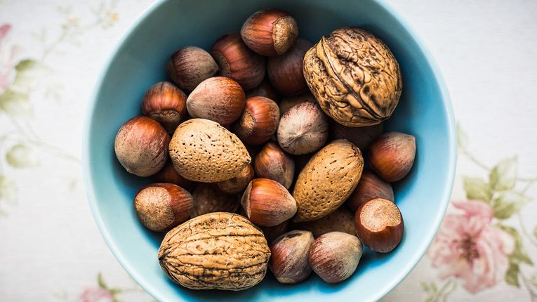 ۷ دلیل آغاز روز خود با آجیل خیس + فواید شگفت‌انگیز