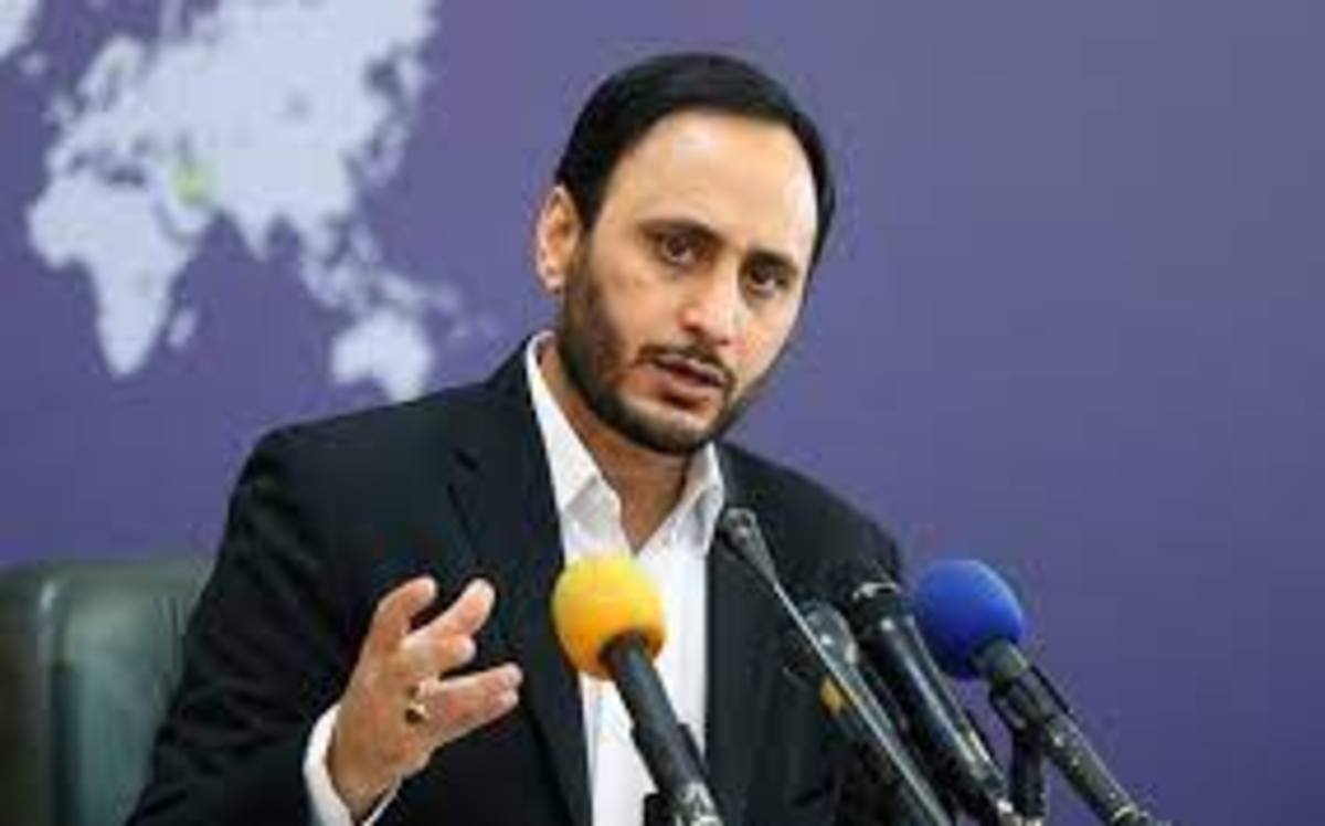 حسن روحانی مخاطب خاص سخنگوی دولت در روز حضور رئیسی در متروپل