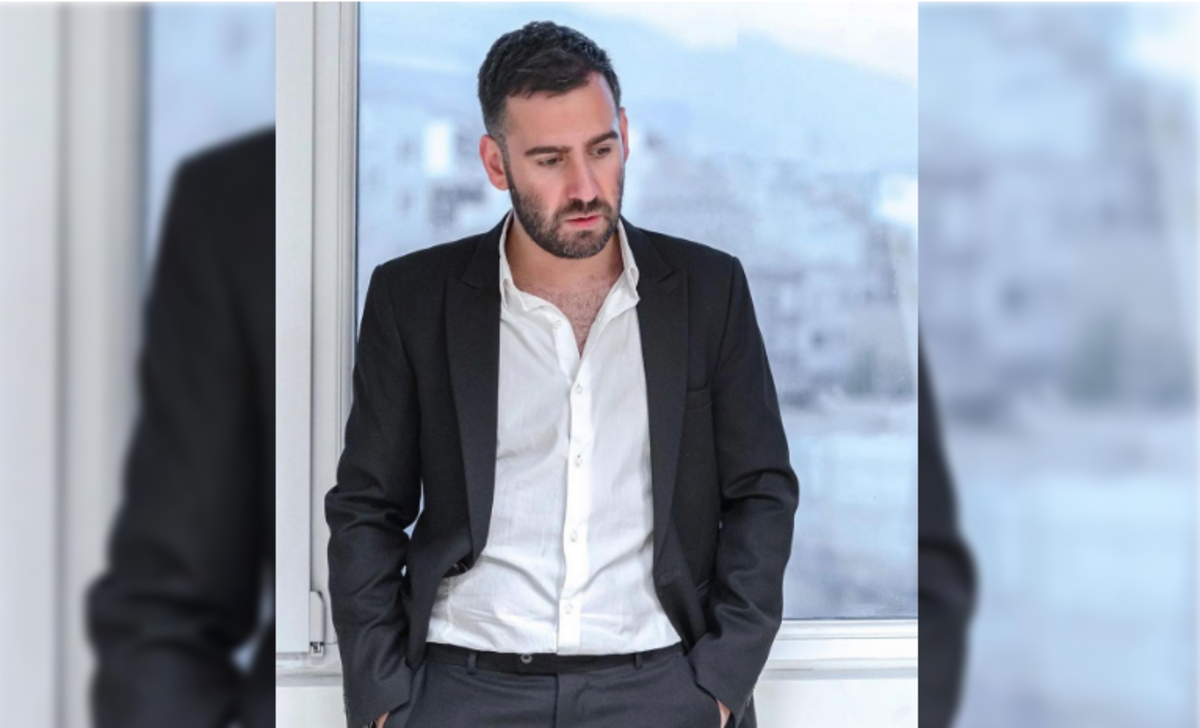 شلوار گشاد و شطرنجی نیما شعبان نژاد با کت پاستیلی رنگ