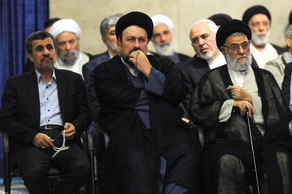 نگاه معنادار ظریف به احمدی‌نژاد در مراسم حرم