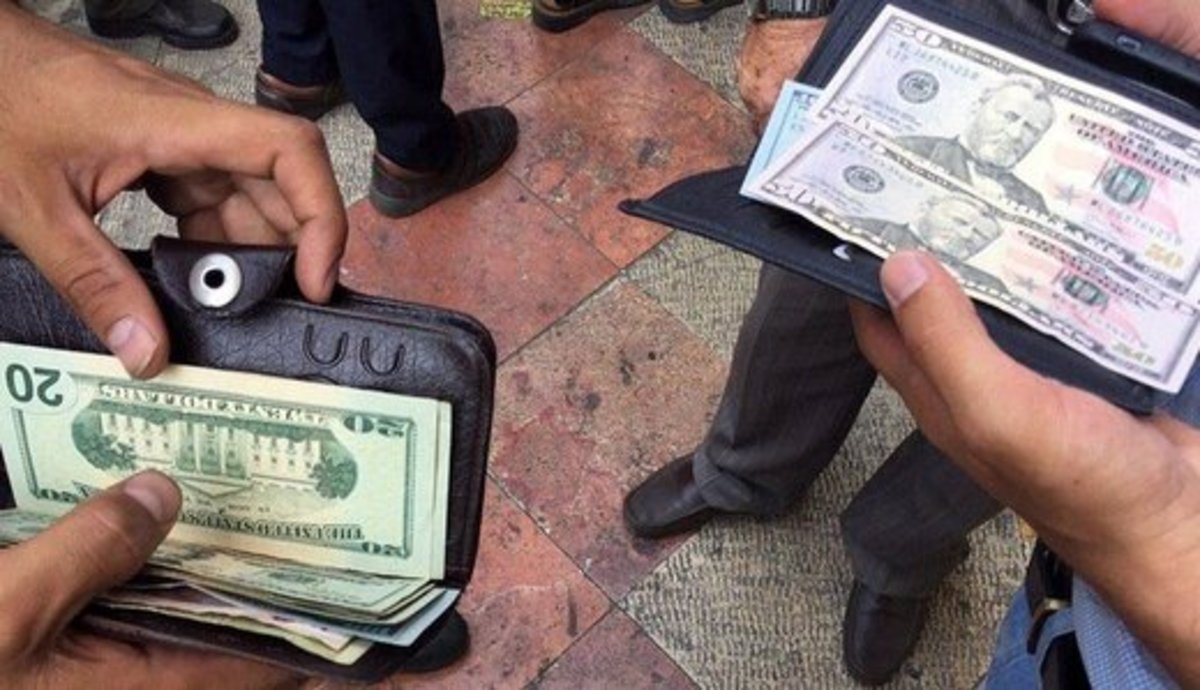 پشت پرده دستورات اخیر بانک مرکزی در بازار ارز / بانک مرکزی کارکرد خود را از دست داده است؟