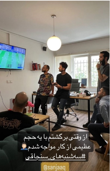 شاهرخ استخری سرگرم بازی در جمع دوستانه اش