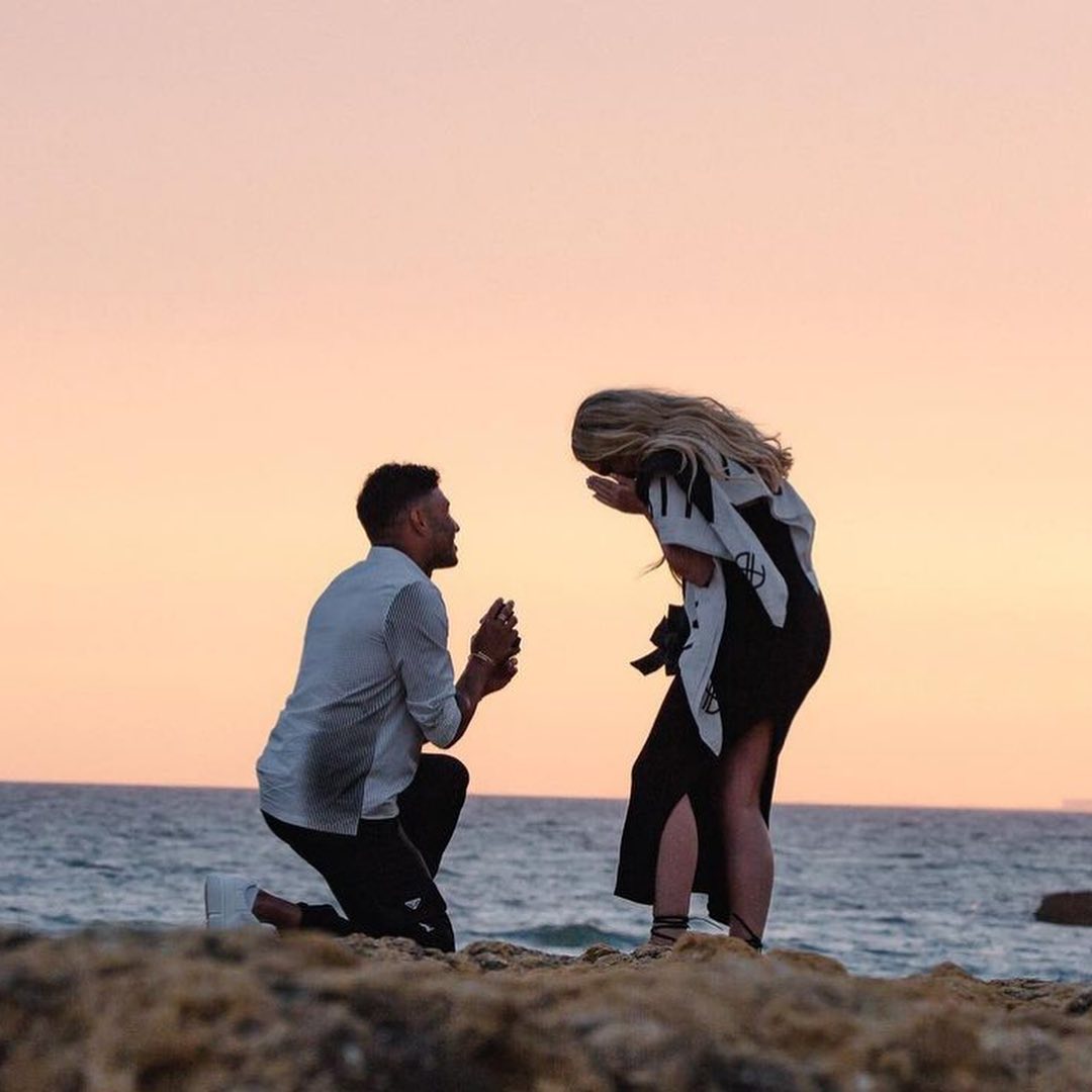 شب گذشته عشق زندگیام زانو زد شب گذشته عشق زندگیام زانو زد
