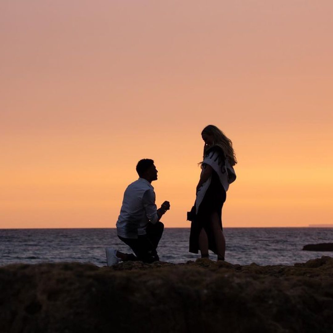 شب گذشته عشق زندگیام زانو زد شب گذشته عشق زندگیام زانو زد