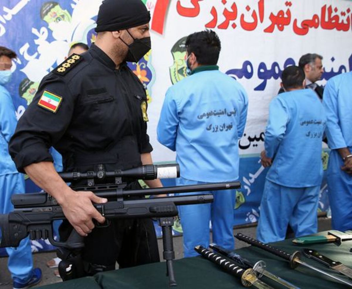 دستگیری سارقان منزل با حضور پلیس در بزنگاه/کشف ۱۲ فقره قاپ‌زنی در تهران