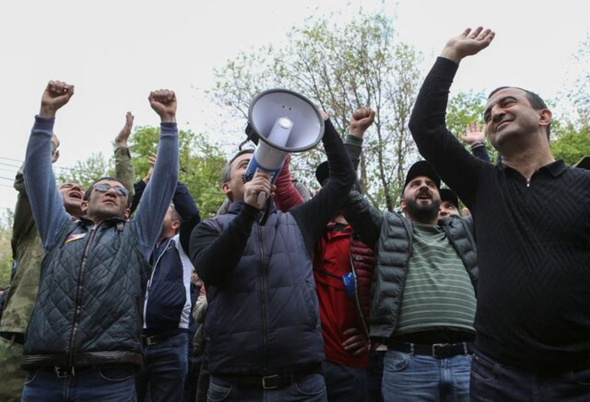 مخالفان در ارمنستان ورودی کاخ ریاست جمهوری را مسدود کردند