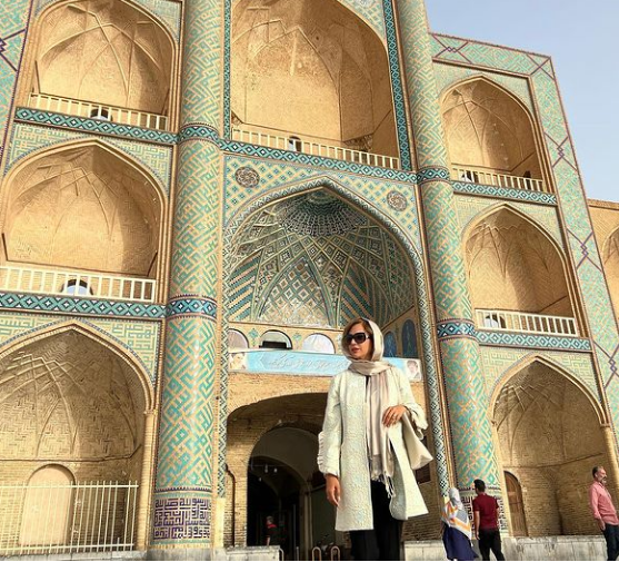 شبنم قلی خانی در کنار بنا‌های تاریخی و با عظمت یزد
