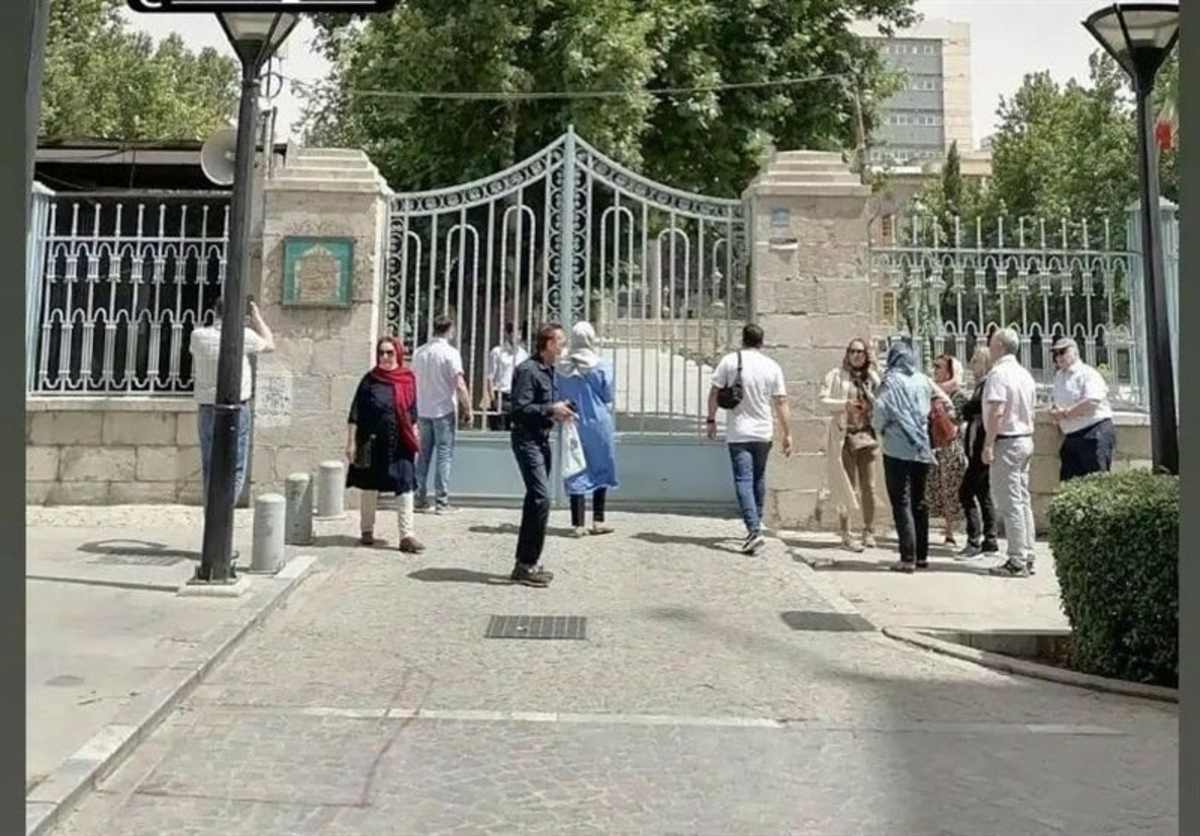 سرگردانی گردشگران خارجی به علت تعطیلی موزه‌ها و ضعف اطلاع‌رسانی