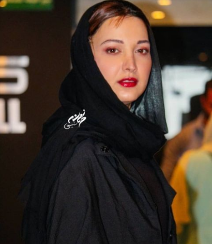 رژلب سرخ وجیغ روشنک گرامی رژلب سرخ وجیغ روشنک گرامی