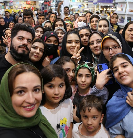 گلاره عباسی هنرمندی خاکی و مردمی