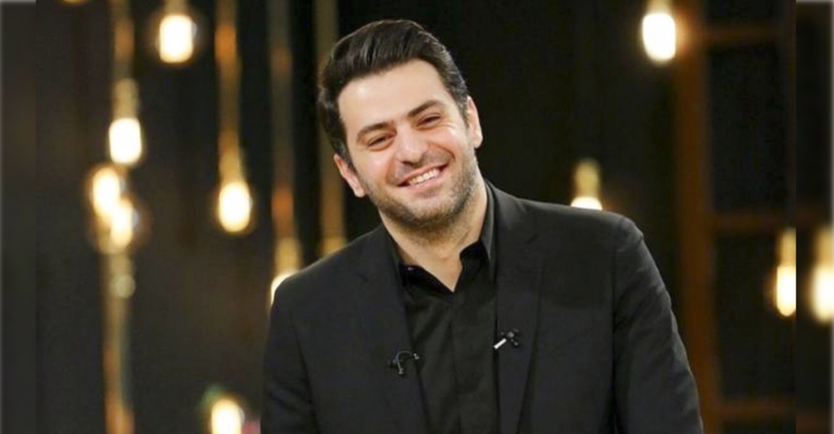 نیم رخ جذاب علی ضیا در ماشین لاکچری اش