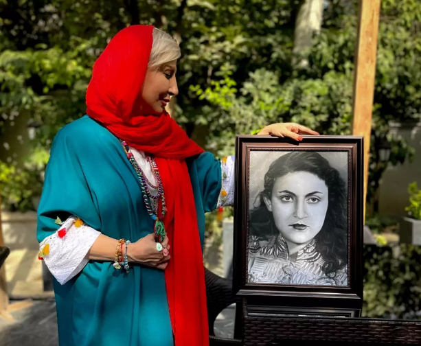 نگاه غمزده مرجانه گلچین به قاب عکس قدیمی