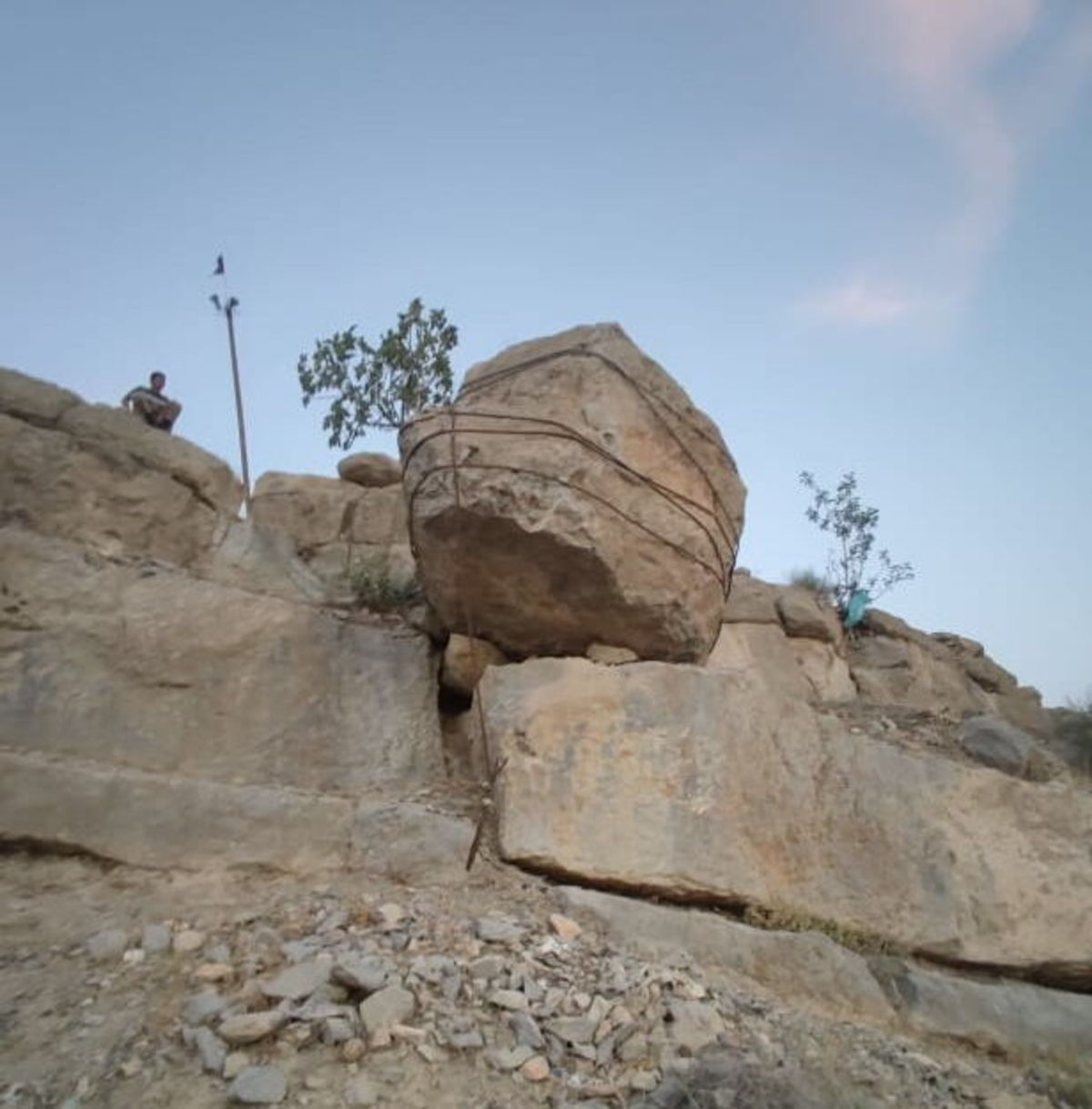 سنگ ۴۰ تنی بعد از ۳۰ سال از سر اهالی روستای دشتک برداشته شد